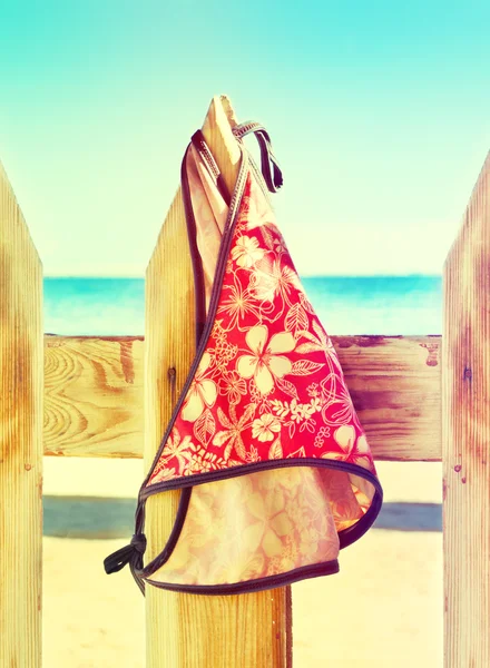 Bayan mayo bir ip yakınındaki plajda çit çit asılı — Stok fotoğraf