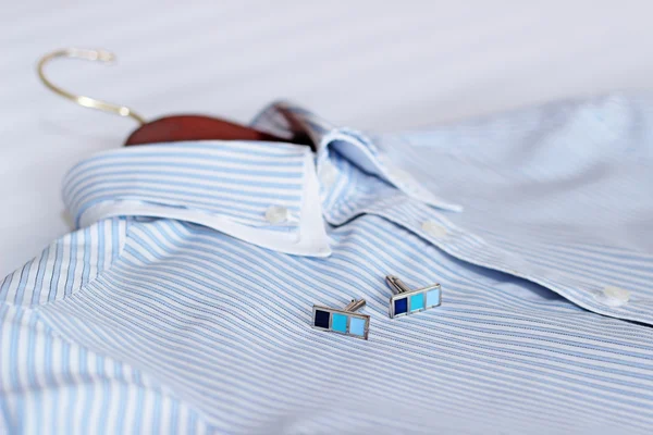 Klassiske skjorter på sengen. Grunn feltdybde – stockfoto