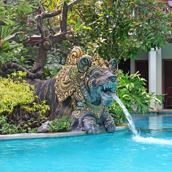 Красивый бассейн в тропическом курорте — стоковое фото