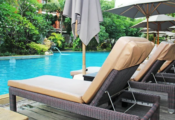 Hermosa piscina en el trópico Resort — Foto de Stock