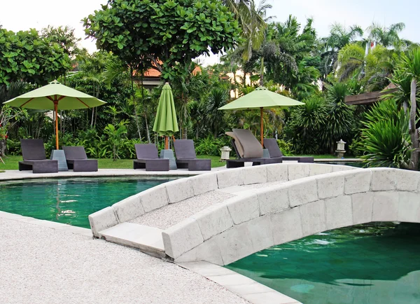 Hermosa piscina en el trópico Resort — Foto de Stock