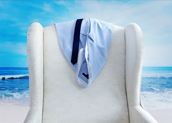 Рубашка и галстук висят на стуле — стоковое фото