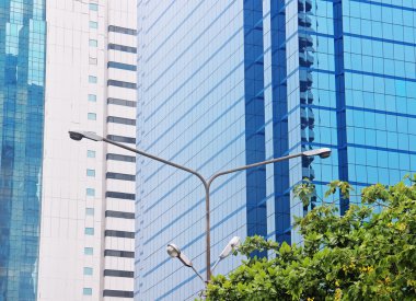 Fener ve şehir içinde gökdelenler