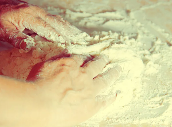 Women's hands knead the dough — Stock Photo, Image