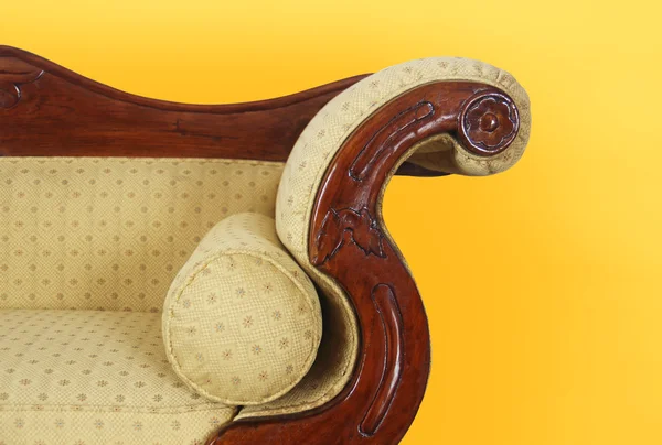 Detail dari sofa tua dengan latar belakang kuning — Stok Foto