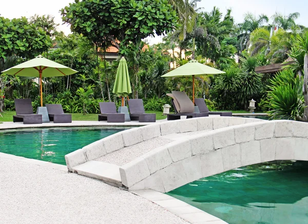 Schöner Swimmingpool im Tropenresort — Stockfoto