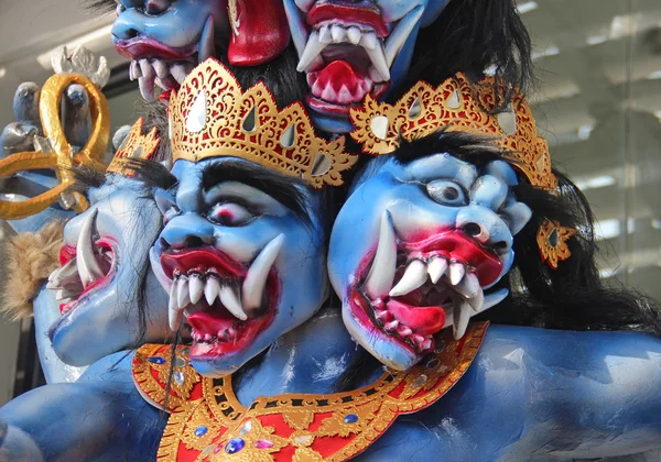 Traditional Balinese statues during Nyepi — ストック写真