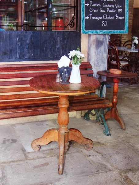 Tisch auf Café-Hintergrund. Jahrgangsstil — Stockfoto