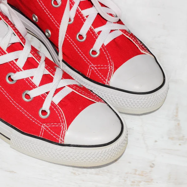 Sapatos vermelhos em um fundo de madeira — Fotografia de Stock