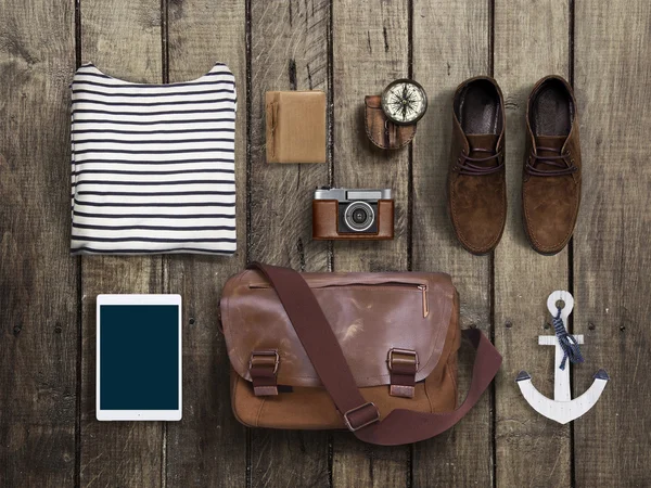 Ropa y accesorios hipster sobre un fondo de madera — Foto de Stock