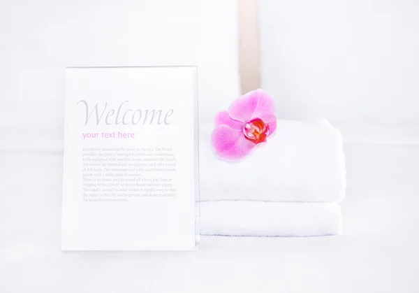 Sauberes Handtuch und leerer Rohling für Ihren Text auf dem Bett — Stockfoto