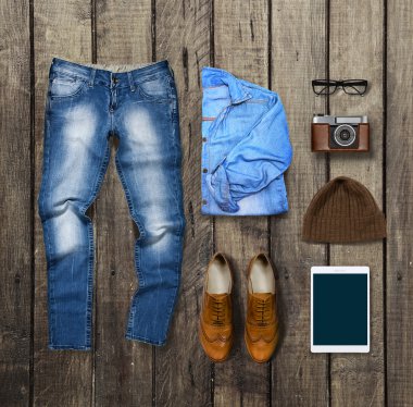 Giysi ve aksesuarları kahverengi ahşap zemin üzerinde