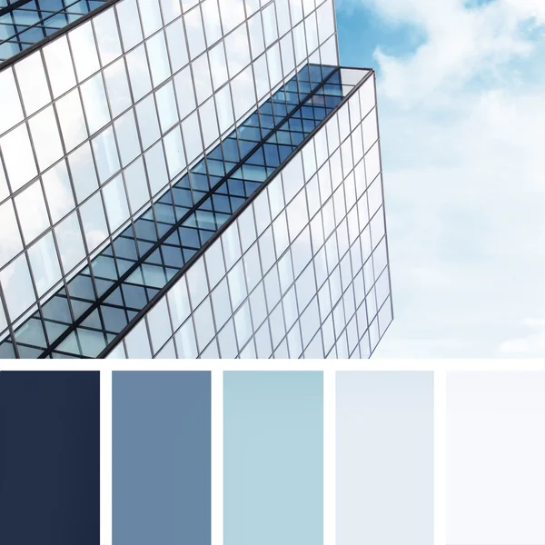 Ikkunat modernin rakennuksen. väripaletin pyyhkäisynäytteet. pastellivärit — kuvapankkivalokuva