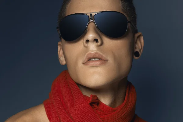 Portret uroda moda młody nastolatek okulary i szalik — Zdjęcie stockowe