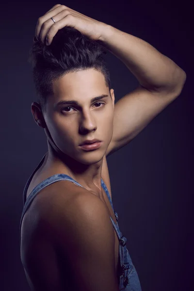 Yakışıklı bir gencin moda portresi.