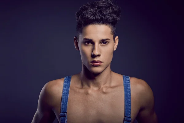 Yakışıklı bir gencin moda portresi.