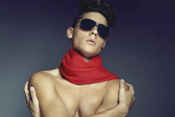 Schönheitsporträt eines jungen Mannes mit Sonnenbrille und Schal — Stockfoto