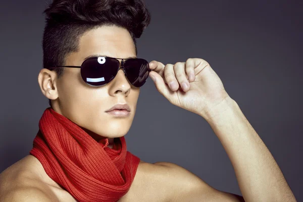 Retrato de belleza de moda de hombre joven sexy con gafas de sol y sc — Foto de Stock