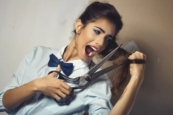 Забавный портрет молодой сексуальной женщины с ножницами — стоковое фото