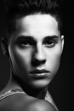 Yakışıklı bir gencin portresi.