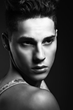 Yakışıklı bir gencin portresi.