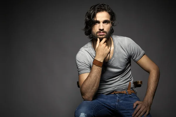 Yakışıklı bir gencin portresi.