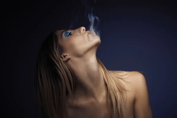 Retrato de mujer sexy joven mientras fuma cigarrillo — Foto de Stock