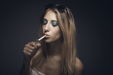 Sigara İçilmeyen süre genç seksi kadın portresi