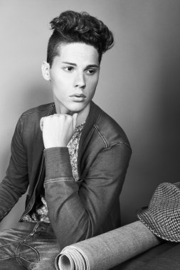 Yakışıklı bir gencin portresi.