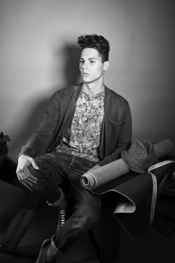 Yakışıklı bir gencin portresi.