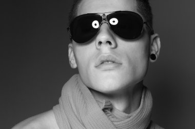 Yakışıklı bir gencin portresi.