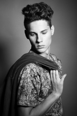 Yakışıklı bir gencin portresi.