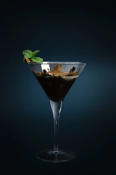 Choklad baserad cocktail isolerade på mörk bakgrund — Stockfoto