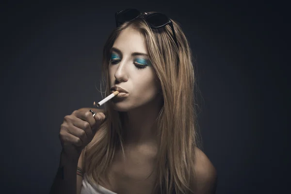 Portrait de jeune femme sexy tout en fumant cigarette — Photo