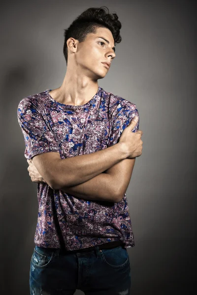 Yakışıklı bir gencin portresi.