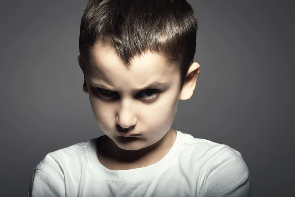Kızgın yüz ile yakışıklı çocuk portresi