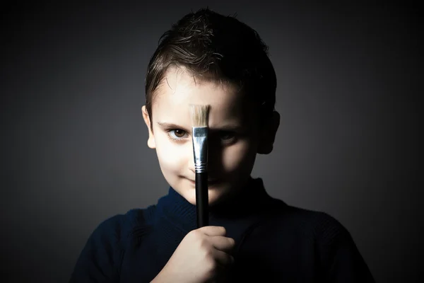 Retrato de niño guapo con pincel —  Fotos de Stock