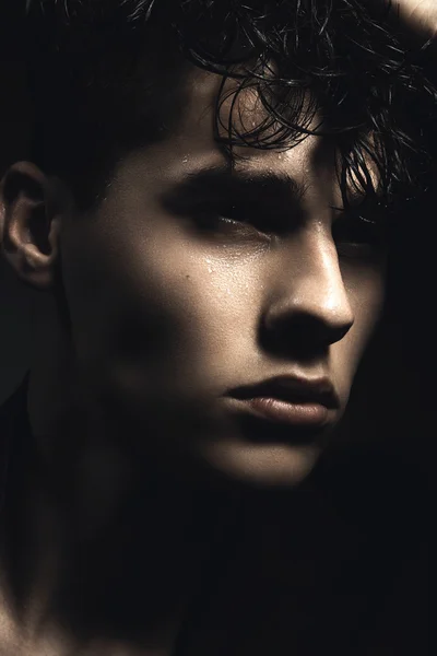 Yakışıklı bir gencin moda portresi.