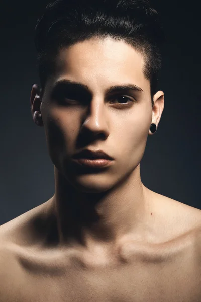 Yakışıklı bir gencin portresi.