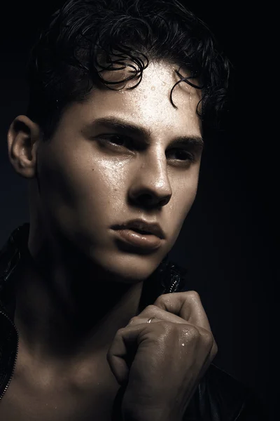 Yakışıklı bir gencin moda portresi.