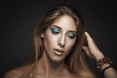 Saçlarını dokunmadan süre genç seksi kadın portresi