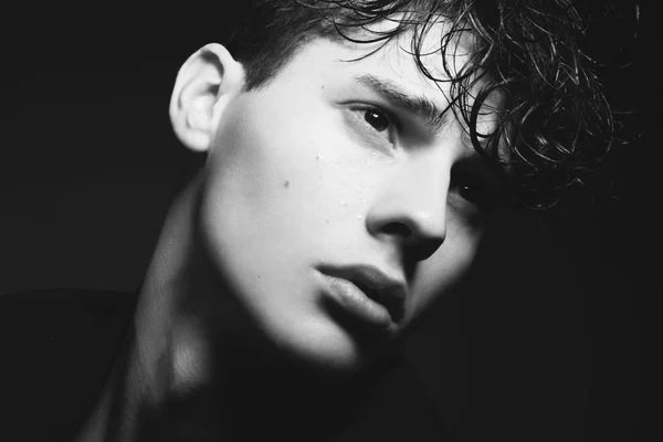 Yakışıklı bir gencin portresi.