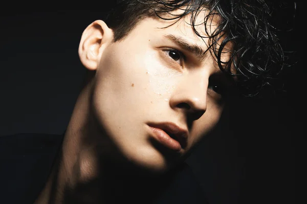 Yakışıklı bir gencin portresi.