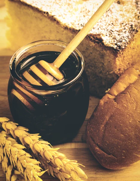 Friska burk honung med bageriprodukter — Stockfoto