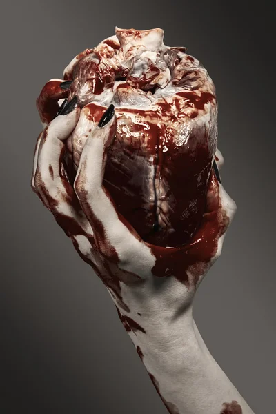 Bir insan duymak tutan kadın el