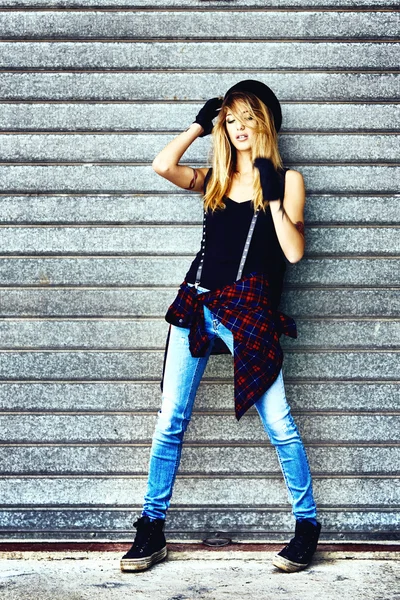 Genç seksi kadın moda sokak portresi