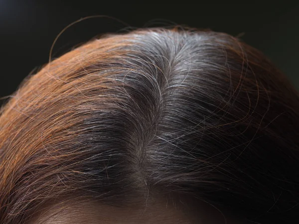 Cabeza Una Mujer Con Pelo Gris Teñido Con Henna — Foto de Stock