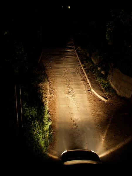 Вид Сверху Автомобиля Ночной Проселочной Дороге Низким Уклоном — стоковое фото