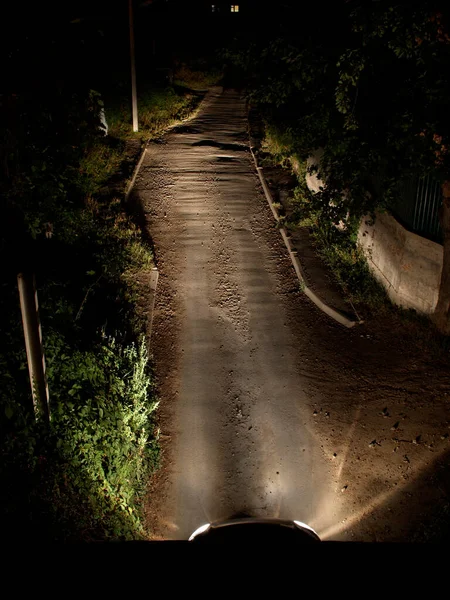 Вид Сверху Автомобиль Ночной Проселочной Дороге Высоким Уклоном — стоковое фото