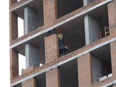 Çok katlı küçük bir binada tuğla döşemek